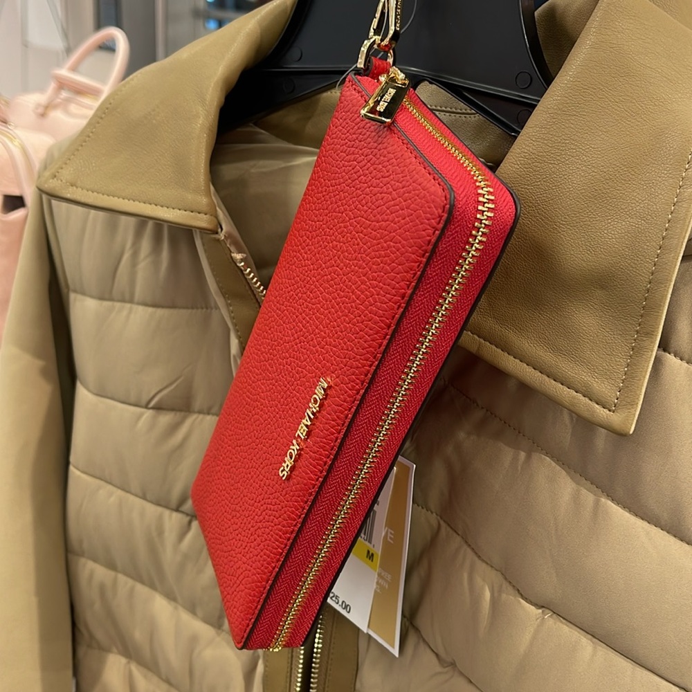 MICHAEL KORS
Leather Continental Wristlet Phone Case Wallet
Bright Red
NWT - Picture 10 of 16